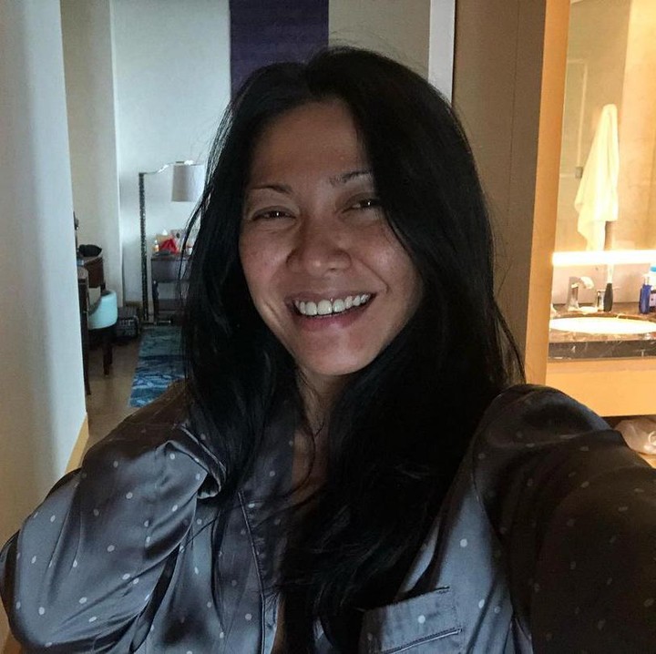 <p>Dengan wajah polos tanpa makeup dan piyama, Anggun memperlugatkan senyuman lebarnya. (Foto: Instagram: @anggun_cipta)</p>