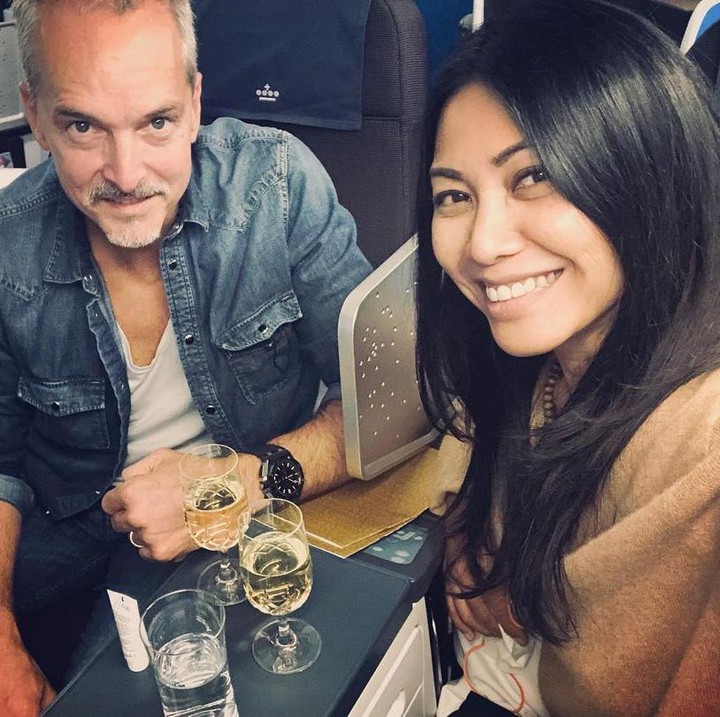 <p>Penyanyi Anggun C Sasmi pulang ke Indonesia bareng suami, Christian Kretschmar, Bunda. Saat tiba, ia langsung menjalankan karantina selama 5 hari di hotel. (Foto: Instagram: @anggun_cipta)</p>