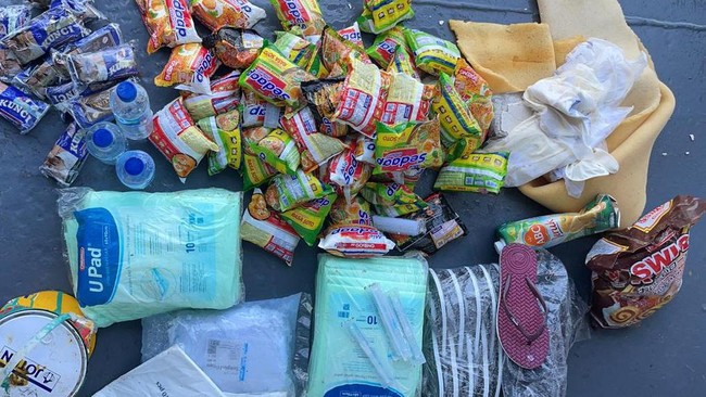Barang-barang bawaan penumpang dan kapal KM Liberty I yang karam dihantam gelombang, berhasil ditemukan saat pencarian korban.