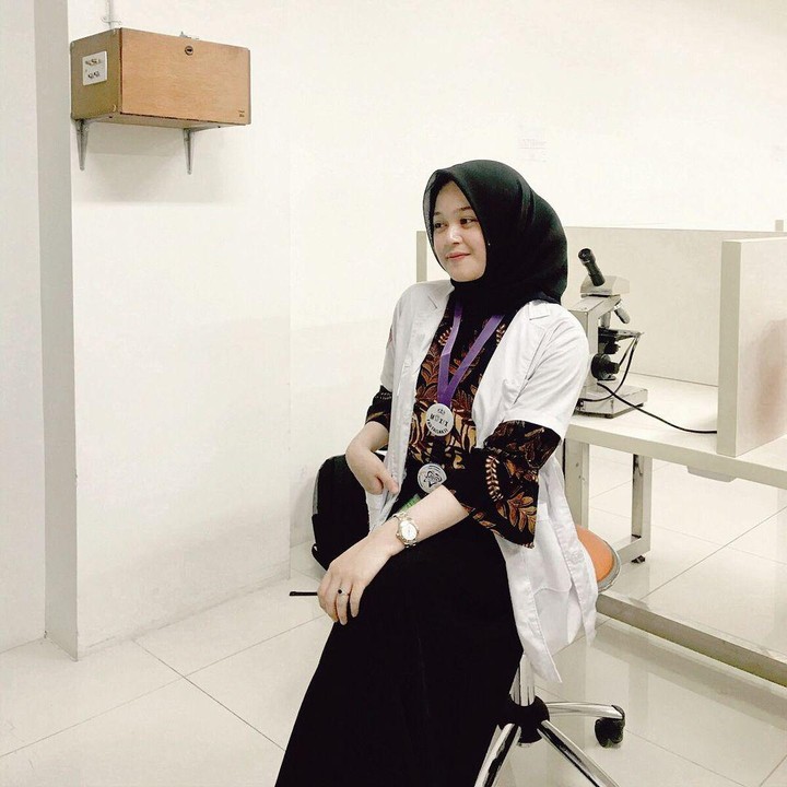 <p>Dari laman Instagram resminya, Cecillia Gina diketahui calon dokter gigi. Ia menempuh pendidikan di Fakultas Kedokteran Gigi, di salah satu universitas swasta, di Jakarta. (Foto: Instagram @cecillimbad)</p>