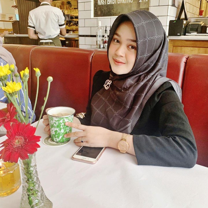 <p>Cecillia Gina sering membagikan aktivitasnya sehari-hari di Instagram nih, Bunda. Ia sering mengabiskan waktu jalan-jalan bersama teman dan keluarga. (Foto: Instagram @cecillimbad)</p>