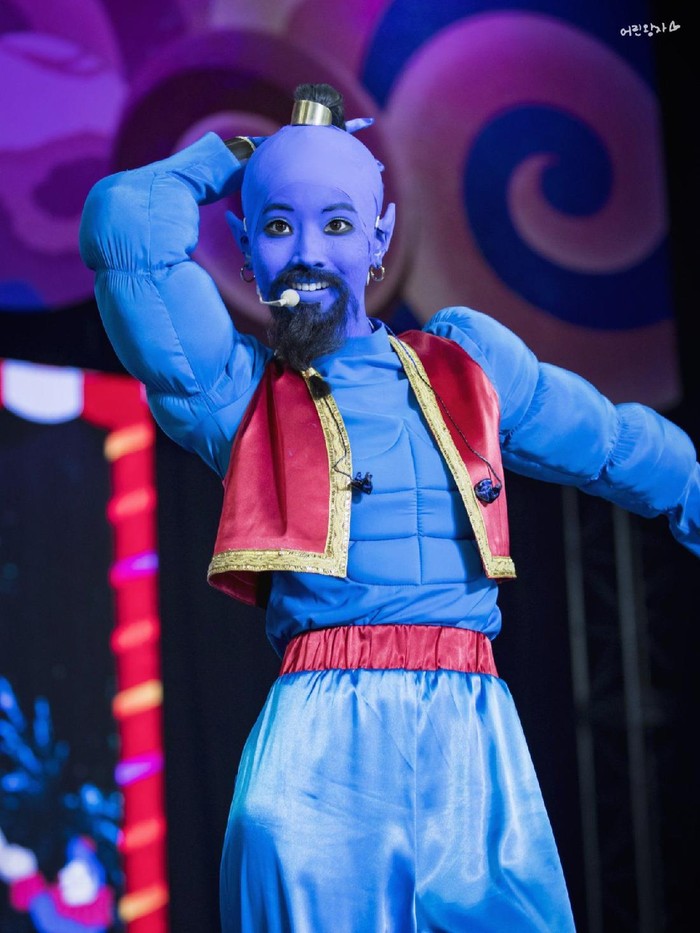 Kostum Halloween dari artis Korea yang satu ini nggak kalah unik, Beauties. Sosok idol K-Pop cantik bertransformasi menjadi jin atau Genie dalam serial terkenal Aladdin. Di balik kostum berwarna biru ini, ada Dahyun TWICE, lho!/Foto: pinterest.com