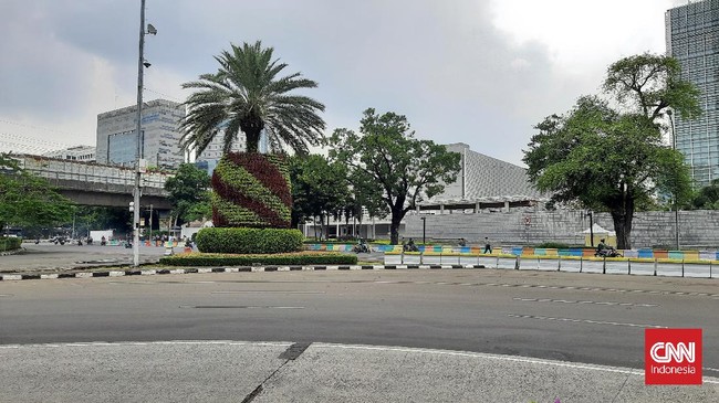 Pemprov DKI Jakarta ingin mencari solusi terbaik bagi warga dan juga Kedutaan Besar Amerika Serikat mengenai trotoar di Jalan Medan Merdeka Selatan.
