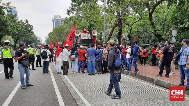 Aparat Kepolisian menutup ruas jalan Medan Merdeka Barat untuk mengamankan demo mahasiswa dan buruh di sekitar Istana Merdeka.