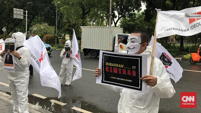 Massa yang mengatasnamakan Pertahanan Ideologi Syarikat Islam (Perisai) menggelar demo usai Menag Yaqut Cholil menyebut Kemenag dibentuk untuk NU.