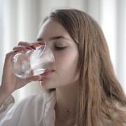 Cara Diet Cepat Alami, Begini Tantangan Minum Air Putih Sebelum Makan! Berani Coba?
