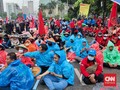 Massa Aksi Tuntut Jokowi Mundur Bertahan di Tengah Hujan