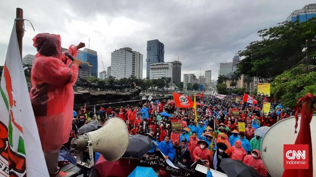 Buruh dan mahasiswa yang tergabung dalam Gebrak mendesak Presiden Jokowi untuk segera menyetop aturan UU Cipta Kerja dan semua turunannya pascaputusan MK.
