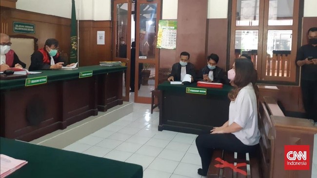 Konsumen klinik kecantikan di Surabaya, Stella Monica, terisak saat membacakan nota pembelaan atau pleidoi terkait jeratan UU ITE.