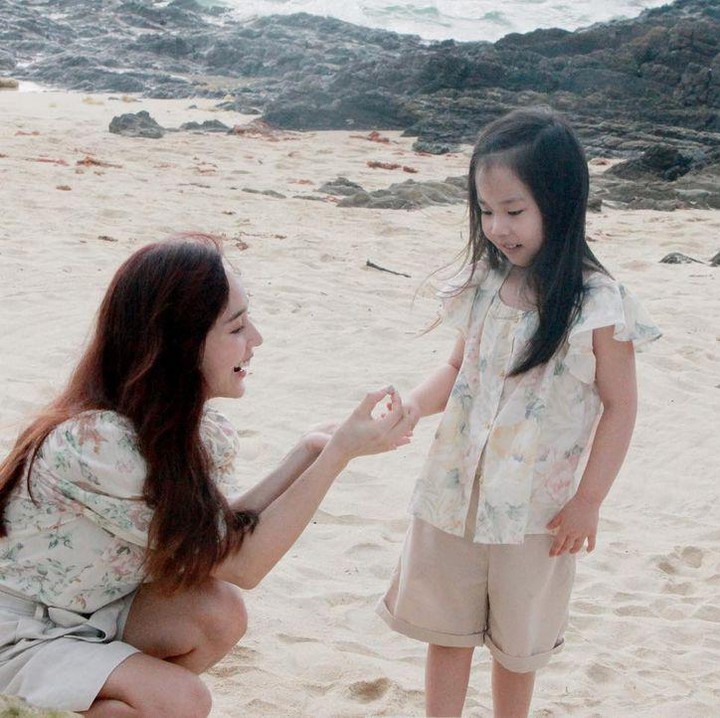 <p>Bintang Penthouse, Eugene, ternyata sudah memiliki dua orang anak perempuan lho, Bunda. Nama anaknya Kim Ro Hee dan Kim Ro Rin. (Foto: Instagram @eugene810303)</p>