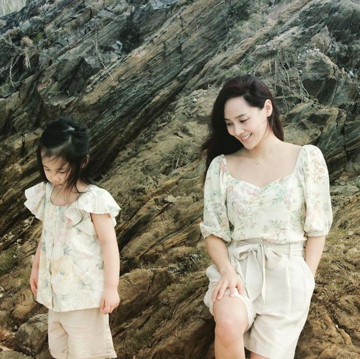 <p>Eugene juga suka mengajak dua putrinya jalan-jalan lho, Bunda. (Foto: Instagram @eugene810303)</p>