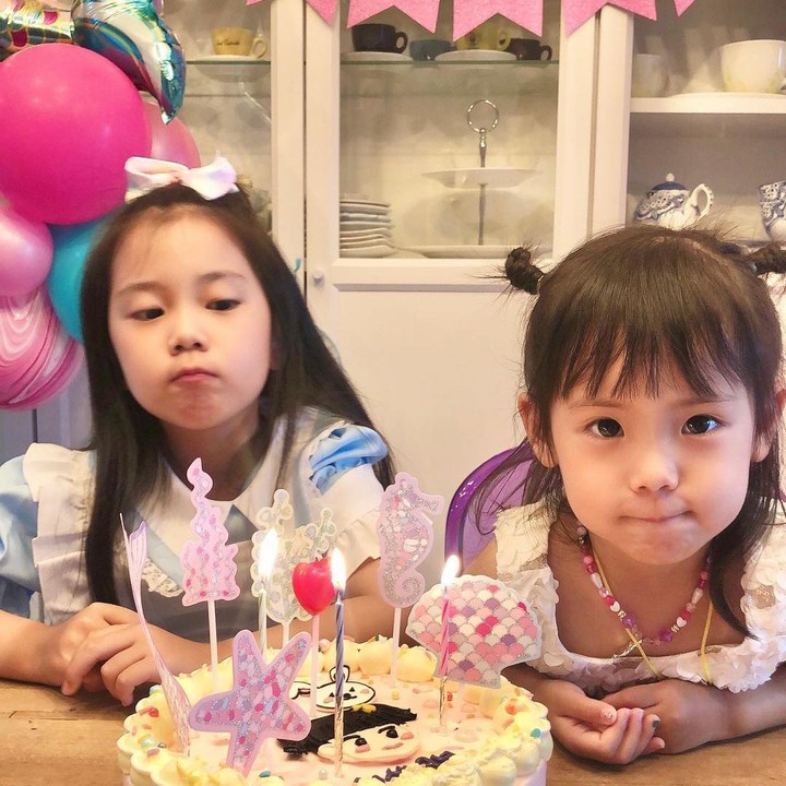 <p>Gaya parenting lainnya adalah mendidik anak pertama untuk sayang dengan adiknya. Dalam tayangan di TV, Ro Hee terlihat sangat sabar membantu orang tuanya mengasuh sang adik. (Foto: Instagram @eugene810303)</p>