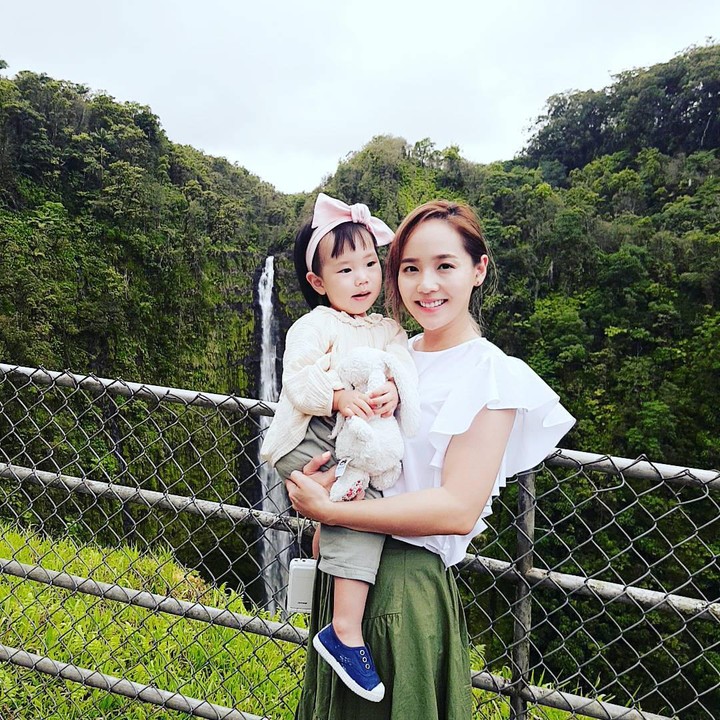 <p>Eugene resmi menikah dengan aktor Ki Tae Young pada tahun 2011. Empat tahun kemudian atau tahun 2015, mereka dikaruhiai Kim Ro Hee. Nah, di tahun 2018, pasangan ini dikeruniai anak kedua, yakni Kim Ro Rin. (Foto: Instagram @eugene810303)</p>