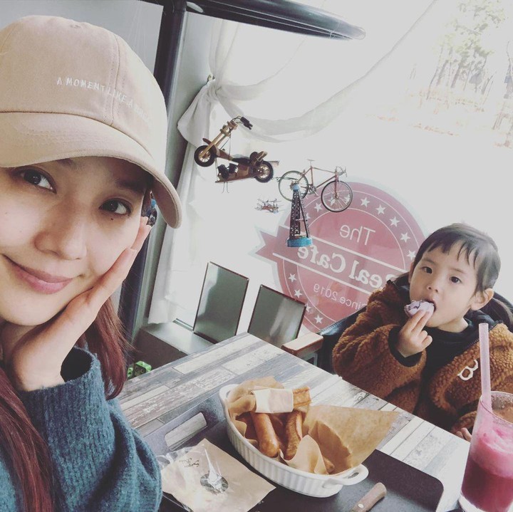 <p>Di waktu luangnya, wanita bernama lengkap Kim Yoo Jin ini sering <em>nge-date</em> bareng sang putri. (Foto: Instagram @eugene810303)</p>