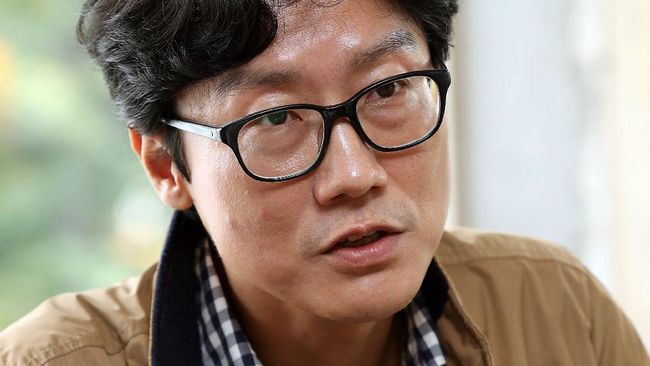 Sutradara Squid Game Hwang Dong-hyuk buka suara mengenai keamanan penggunaan senjata properti di lokasi syuting. 