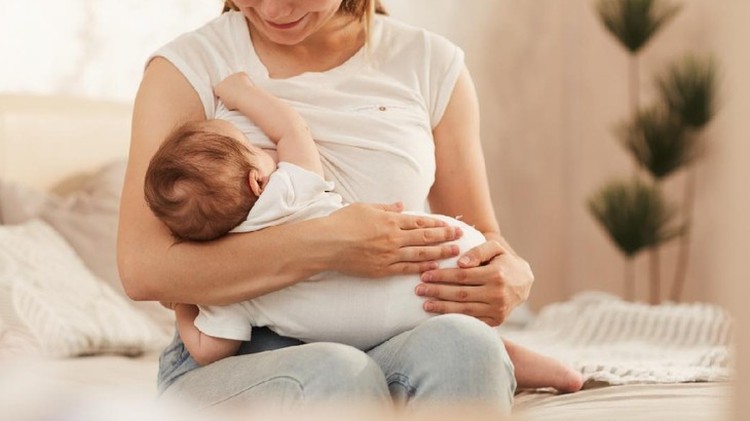 MENYUSUI MENJADI SALAH SATU PERILAKU HEMAT BIAYA Bukan hanya memiliki segudang manfaat untuk Si Kecil, menyusui juga dapat mencegah depresi postpartum pada Bunda lho. Simak selengkapnya di sini ya Bunda!