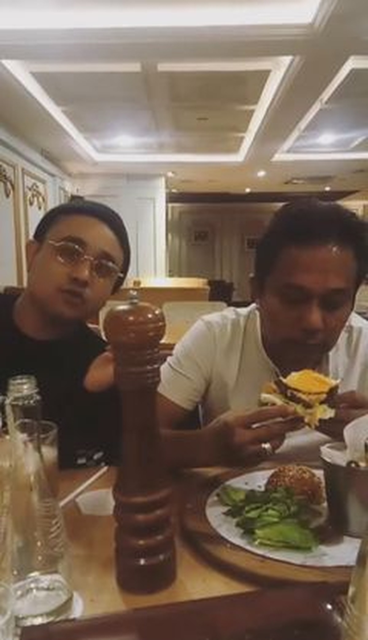 Mendiang Oddie Agam memiliki seorang putra dengan mantan istrinya&comma; Chintami Atmanegara yaitu Dio Alif Utama&period; Yuk intip potretnya&excl;