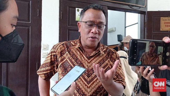 Aktivis KAMI Jumhur Hidayat mengaku masih pikir-pikir terkait kemungkinan banding atas vonis 10 bulan kasus berita bohong.