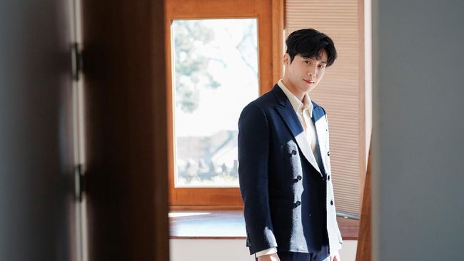 Kim Seon-ho berhasil bertahan bahkan bisa dibilang popularitasnya kembali hanya dalam hitungan pekan setelah badai skandal aborsi menerjang.
