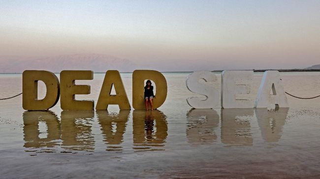 Di Laut Mati, manusia maupun benda apa pun tidak bisa tenggelam alias selalu mengapung. Lalu, kenapa di Laut Mati bisa mengapung?
