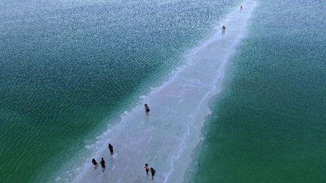 Fenomena Laut Mati yang terjadi di Pantai Tureloto juga disebabkan alasan serupa, yakni kadar garam yang sangat tinggi. Kamu bisa terapung di perairannya.