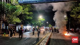 Demo Jokowi, Mahasiswa Makassar Blokir Jalan Hingga Malam
