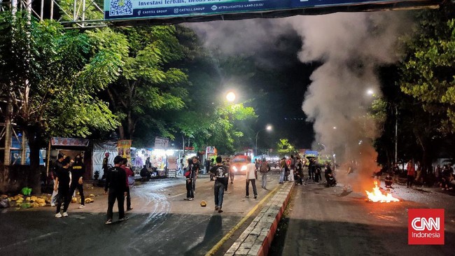 Mahasiswa belum mau menggubris aparat kepolisian yang meminta agar membubarkan diri. Kemacetan panjang terjadi.