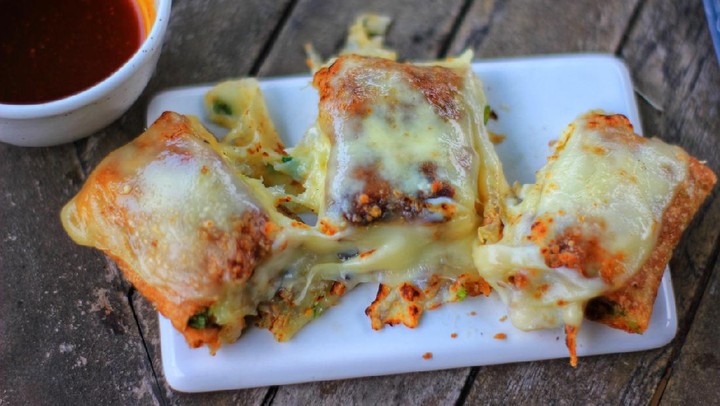 Martabak Mozzarella Leleh: Potongan martabak mozzarella yang menggoda, dengan keju leleh yang melimpah di setiap gigitan