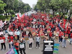 Sebelum ke Istana, Massa Demo Berkumpul di Depan Balai Kota