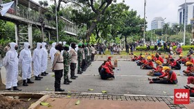 Ratusan Pedemo Diadang Polwan dan Aparat Berpakaian APD