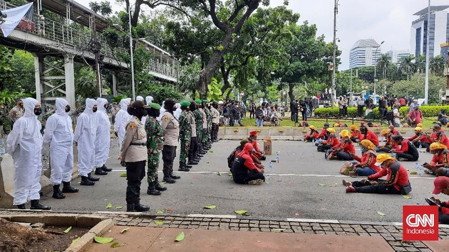 Ratusan peserta demo yang terdiri dari buruh, mahasiswa, dan masyarakat sipil dicegat aparat berpakaian APD saat mereka hendak mengepung Istana, Kamis (28/10).