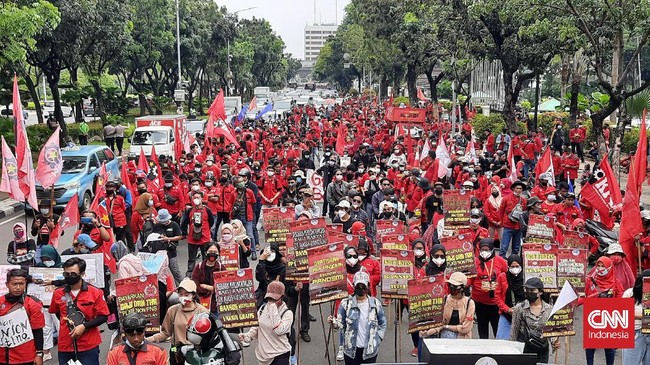 Puluhan mahasiswa dari Jakarta Barat dihadang aparat saat hendak bertolak ke Istana Kepresidenan dalam rangka evaluasi 2 tahun Jokowi.