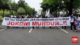 Massa Aksi Bergerak ke Istana, Spanduk 'Jokowi Mundur' Terbentang