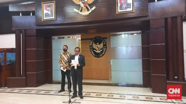 Menko Polhukam Mahfud MD mengatakan keputusan pemerintah menampung pengungsi Rohingya yang terombang-ambing di lautan hanya sementara.