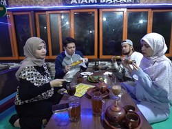 Momen Seru The Sungkar Family Saat Masak Jumbo hingga Jajan di Puncak