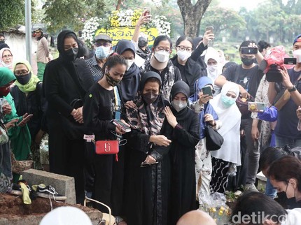Chintami Atmanegara Hadiri Pemakaman Sang Mantan Suami, Peluk Erat Istri Oddie Agam