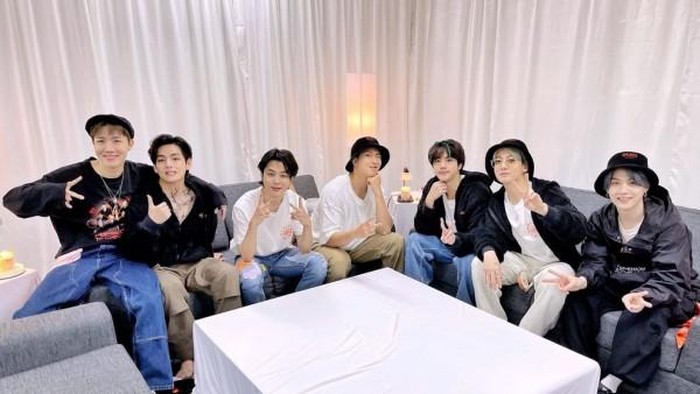 Intip Yuk Harga Outfit BTS di Konser Permission to Dance! Tebak Siapa yang Paling Mahal? Intip Yuk Harga Outfit BTS di Konser Permission to Dance! Tebak Siapa yang Paling Mahal?