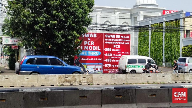 Sejumlah fasilitas kesehatan menerapkan tes PCR jalur cepat dengan tarif lebih mahal dari batasan Pemerintah dengan alasan keluarnya lebih cepat.