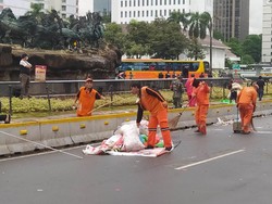 Massa Pendemo Jokowi Bubar dari Patung Kuda, Sampah Dibersihkan PPSU