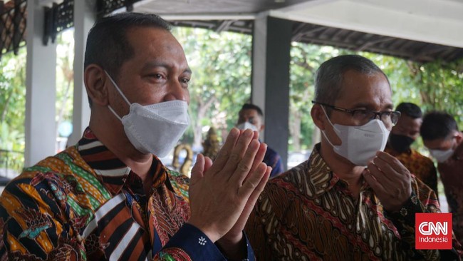 Nurul Ghufron menyebut pihak yang mengkritik rapat kerja KPK tahun ini juga pernah ikut serta dalam kegiatan serupa pada tahun sebelumnya.