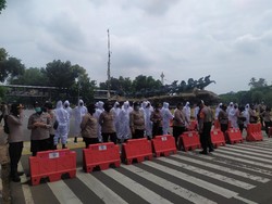 Jaga Sekitaran Istana, Ada Aparat Khusus Berbaju APD Lengkap