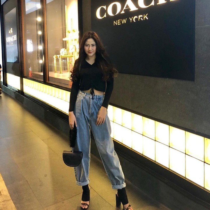 <p>Cica Andjani gemar berpose ketika <em>hangout</em> di mall dan mengabadikannya di media sosial. (Foto: Instagram @cica_andjani)</p>