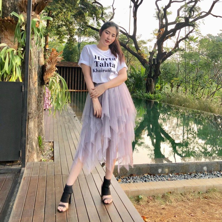 <p>Tengok saja cara Cica memadukan <em>outfit</em>-nya. Ia membuat <em>t-shirt</em> yang terlihat sangat sederhana menjadi lebih feminin dengan perpaduan rok tutu. (Foto: Instagram @cica_andjani)</p>