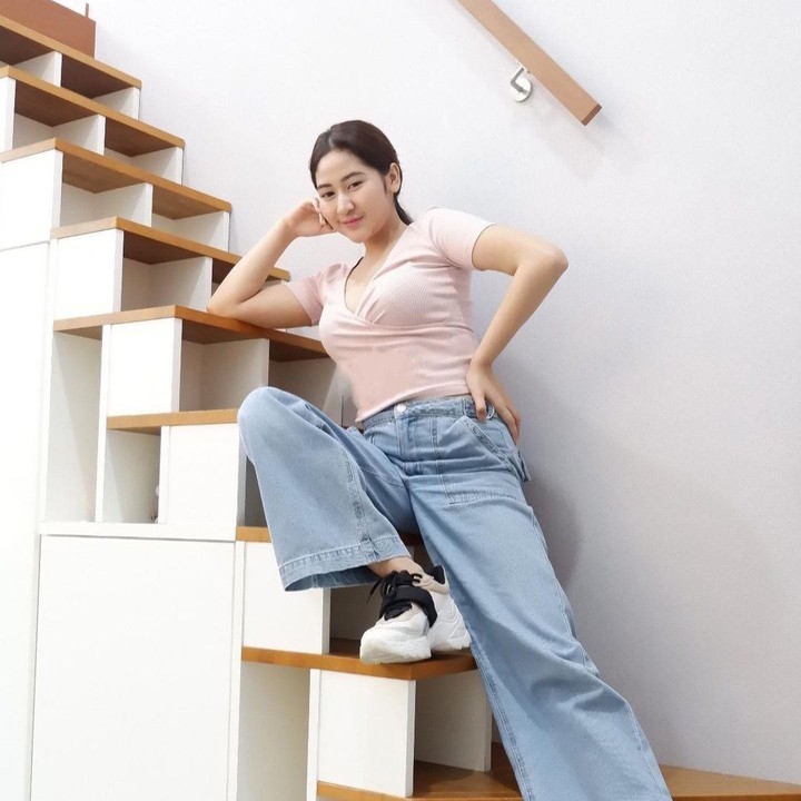 <p>Cica Andjani kerap mengunggah potret OOTD modis di berbagai tempat kekinian. Gayanya tak pernah gagal menuai pujian. (Foto: Instagram @cica_andjani)</p>