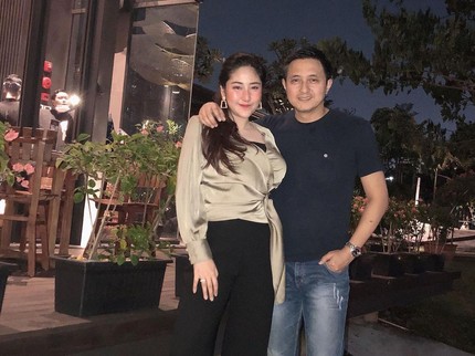 7 Potret Modis Istri Ricky Soebagja, Cica Andjani yang Lebih Muda 26 Tahun