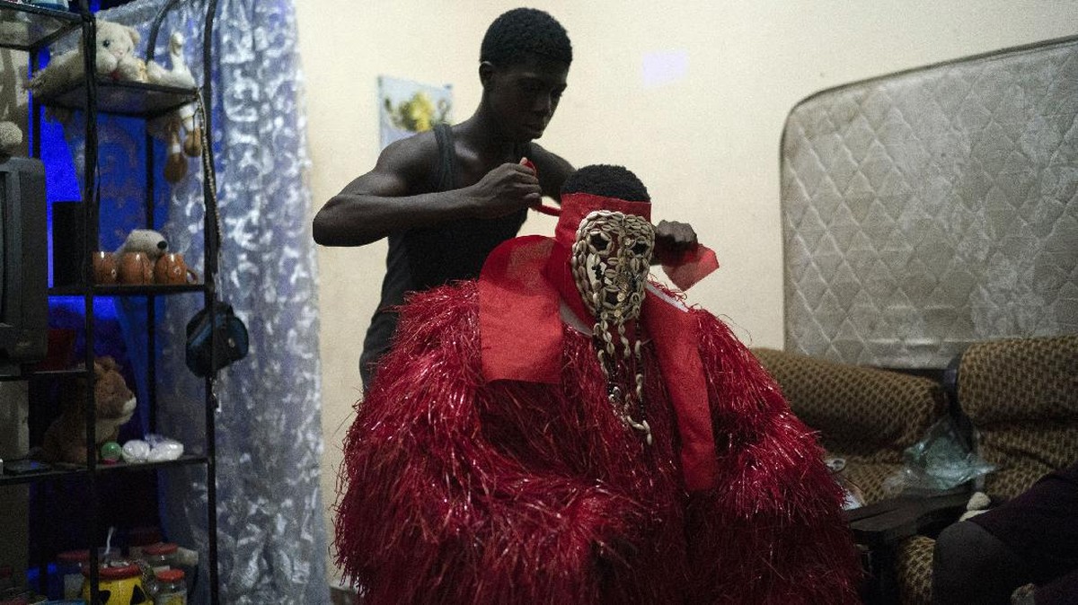 FOTO: Kankurang dan Tradisi Mendidik Laki-laki di Gambia