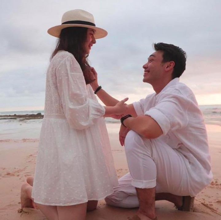 <p>Sebelum menggelar lamaran secara resmi, Rob Clinton telah meminta langsung Chelsea Islan untuk menjadi istrinya tepat tahun lalu, 24 Oktober 2021 di Bali. (Foto: Instagram @robclintonkardinal)<br /><br /><br /></p>