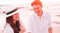 <p>Pada saat itu, Rob Clinton melamar Chelsea Islan di pinggir pantai dan berlutut di hadapannya. <em>"He said: ;We’ve been dating for a thousand days'; and on that special day he proposed to me. I trust God’s plan and God’s timing. I am beyond blessed and grateful,</em>" ungkap Chelsea dalam unggahannya. (Foto: Instagram @robclintonkardinal)</p>