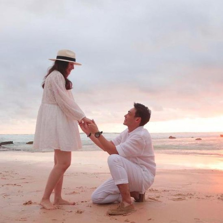 <p>Sebelum menggelar lamaran secara resmi, Rob Clinton telah meminta langsung Chelsea Islan untuk menjadi istrinya tepat tahun lalu, 24 Oktober 2021 di Bali. (Foto: Instagram @robclintonkardinal)</p>