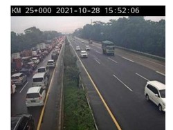 Ada Tabrakan Truk Kontainer Vs Mobil, Tol Jagorawi Arah Jakarta Macet 8 Km